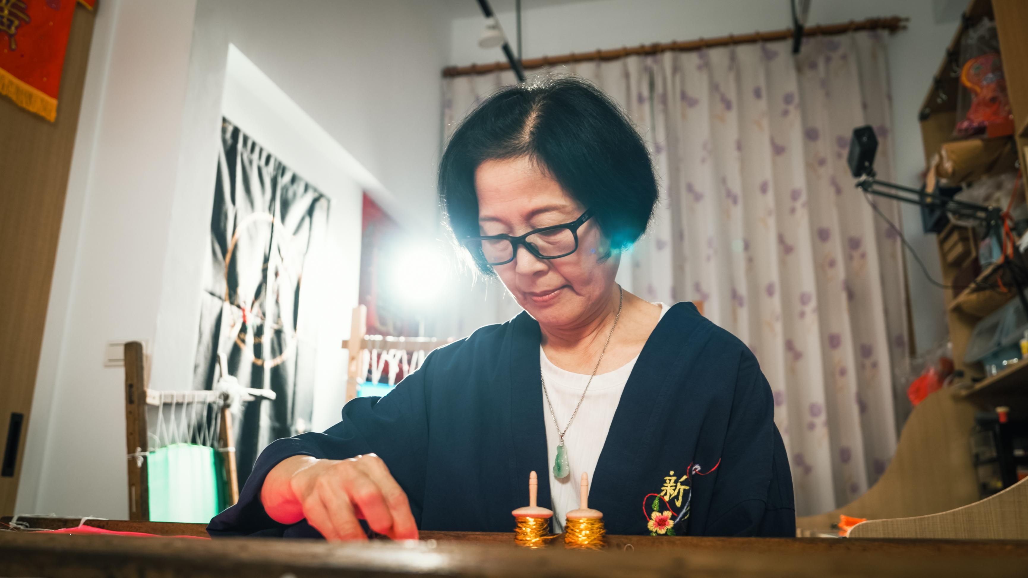 「新秀繡莊」第二代師傅許秀菁是目前台灣唯一提供繡品維修服務的繡莊師傅。圖／新秀繡莊提供